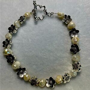 Pearl Bracelet with flowers. 7 inches.